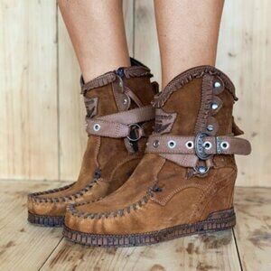 EL VAQUERO Zola Silverstone Nut Leather Wedge Moccasin Boots